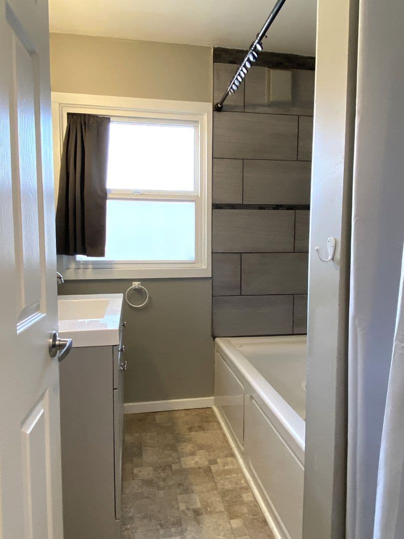 The Dalles House: 2207 E 10th St
