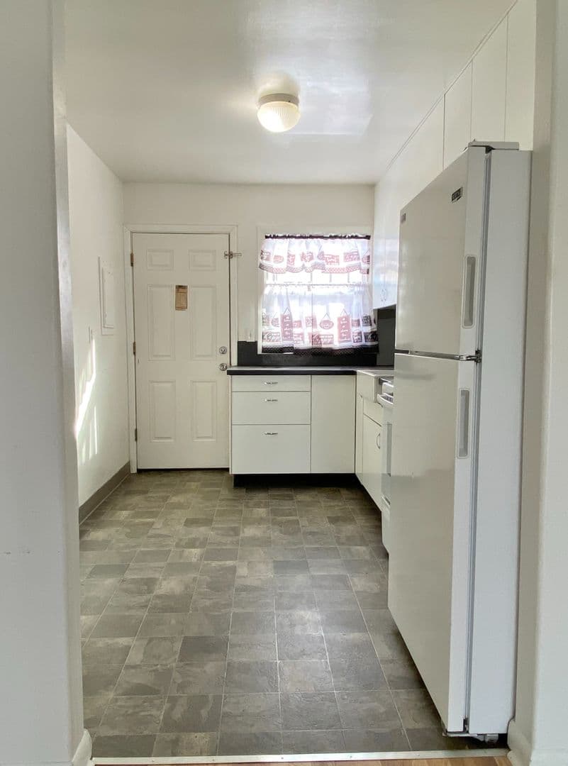 The Dalles Apartment: 906 Union St