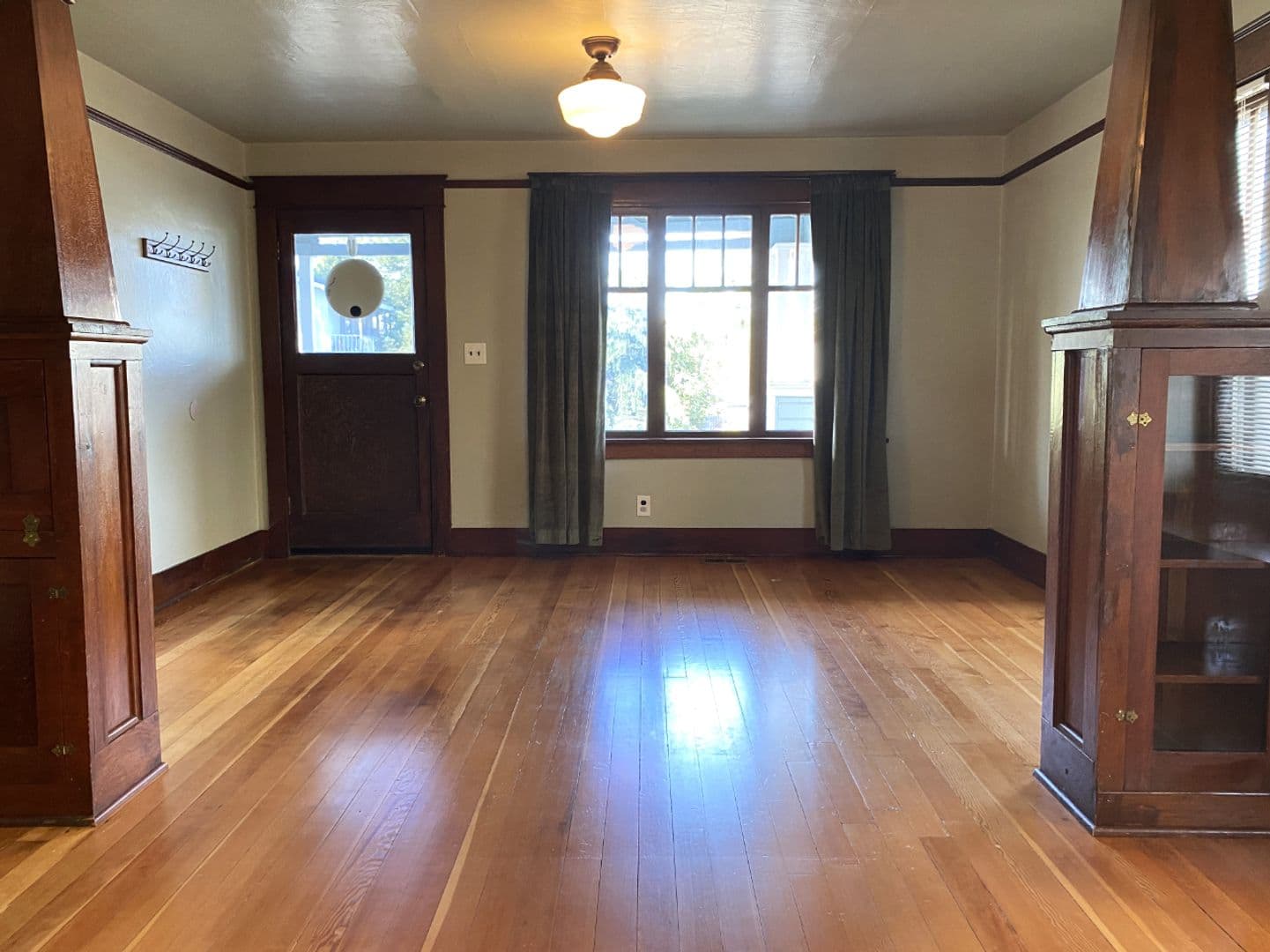 The Dalles House: 604 W 11th St
