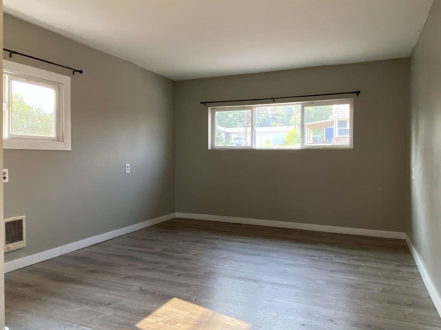 The Dalles House: 2207 E 10th St