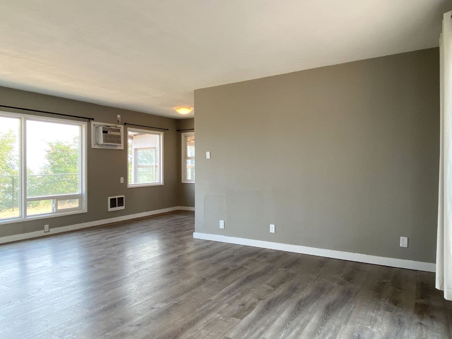 The Dalles House: 2207 E 10th St