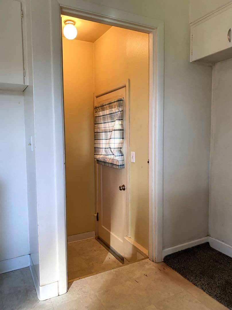 The Dalles House: 716 E 14th St