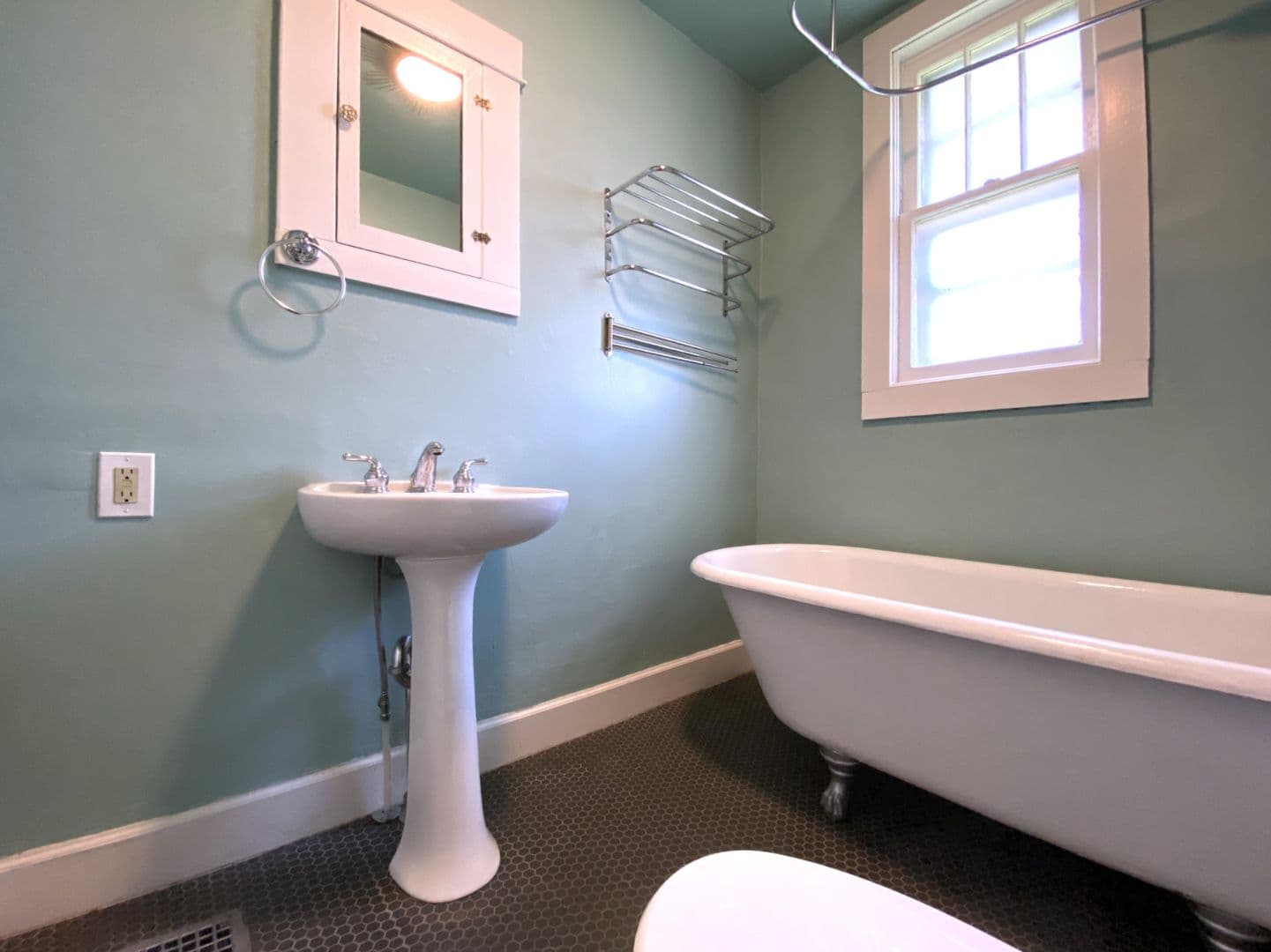 The Dalles House: 604 W 11th St