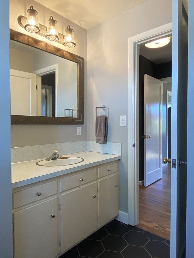 The Dalles House: 716 E 14th St