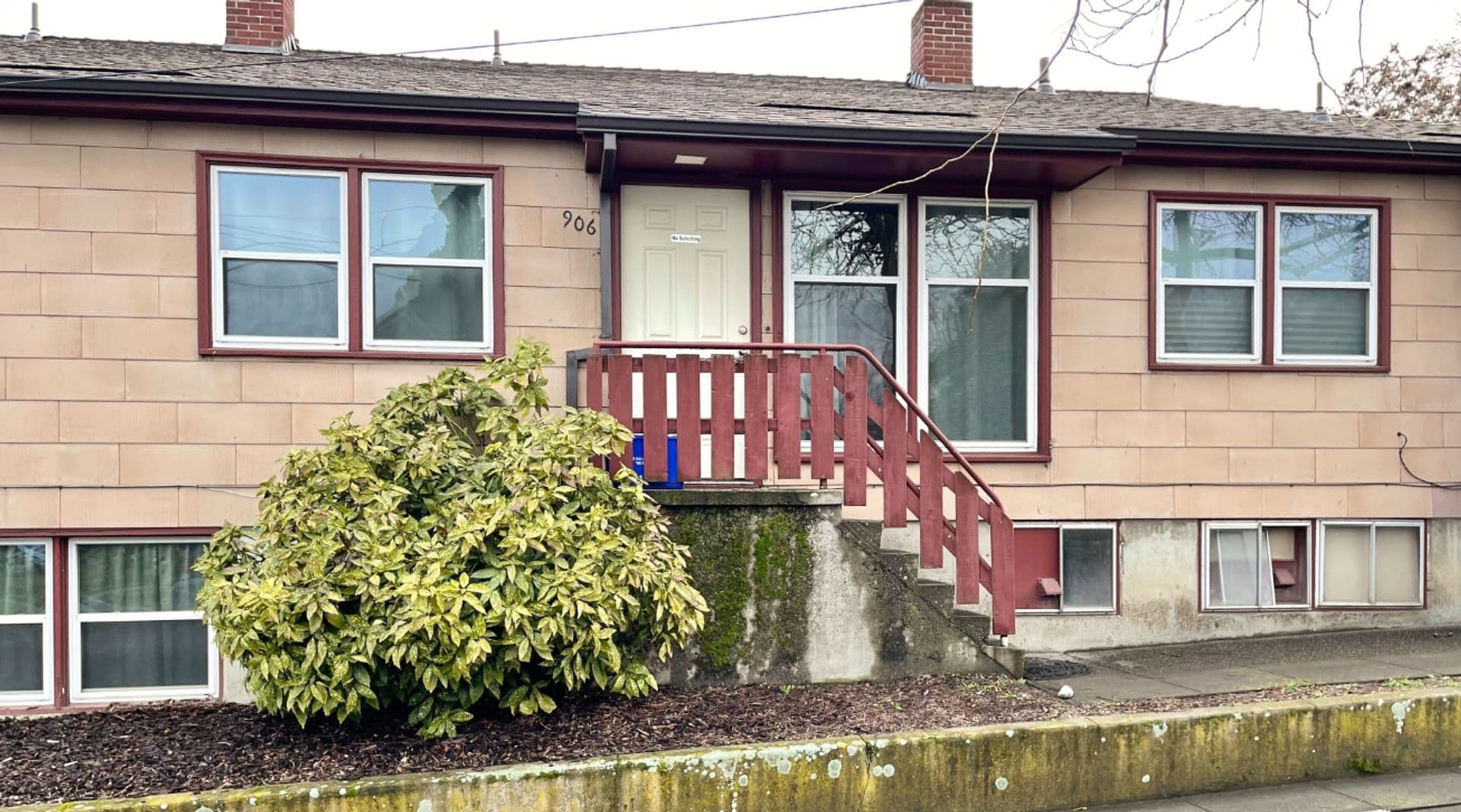 The Dalles Apartment: 906 Union St