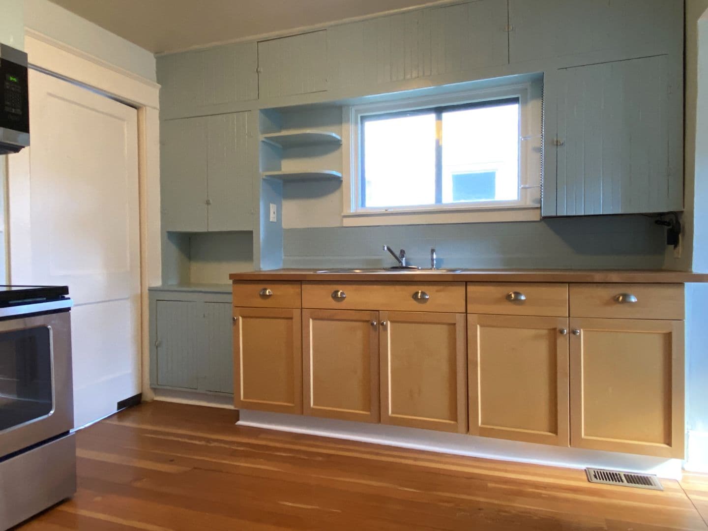 The Dalles House: 604 W 11th St