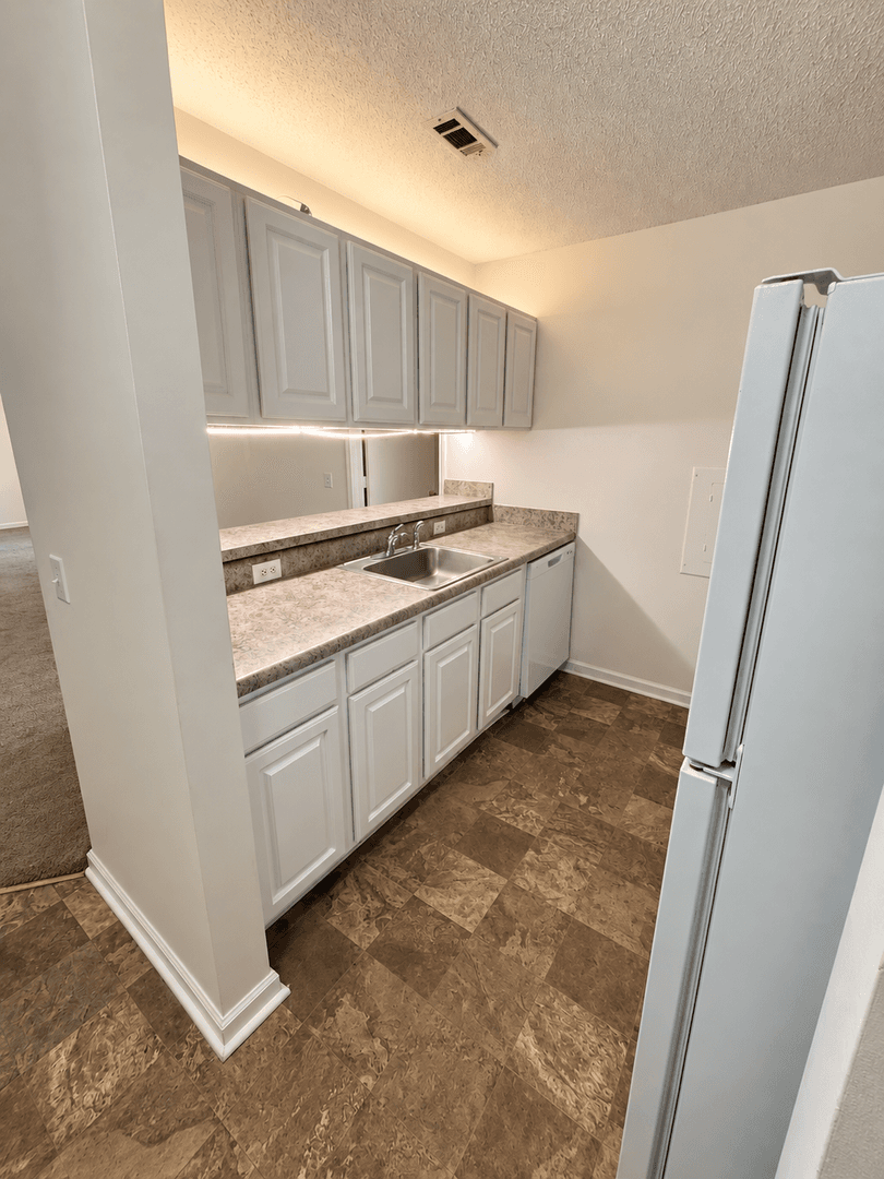 Raleigh House: 1521-103 GRADUATE LN