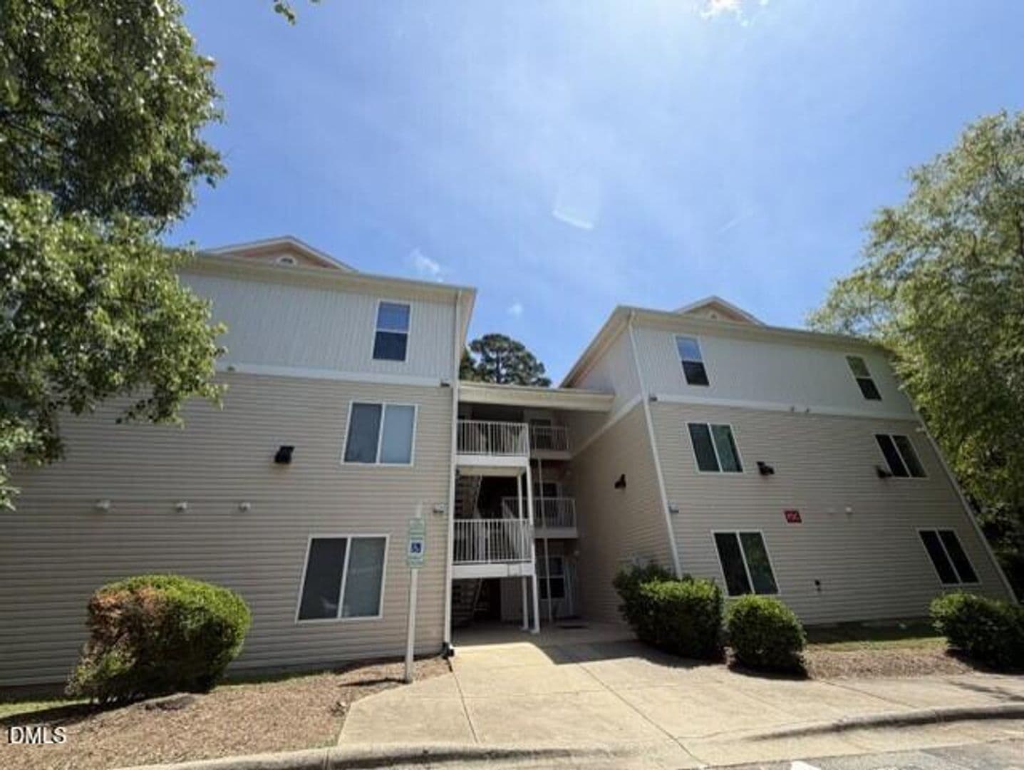 Raleigh House: 1521-103 GRADUATE LN