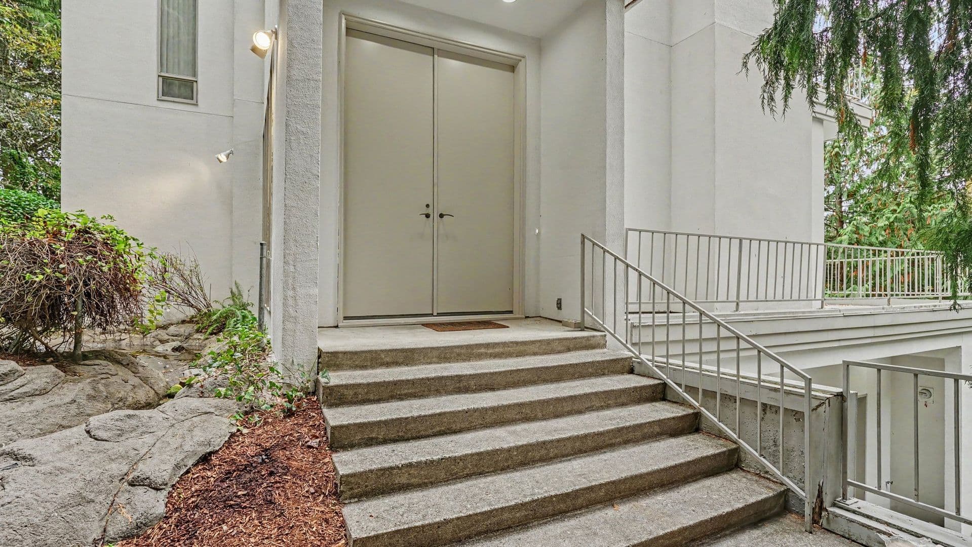 Bellevue House: 1121 W Lake Sammamish Pkwy SE