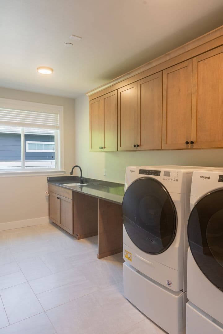Kirkland House: 10420 NE 112th St