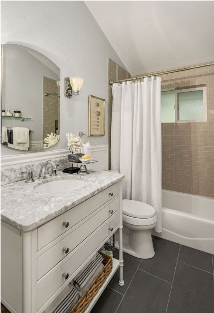 Medina House: 2647 80th Ave NE