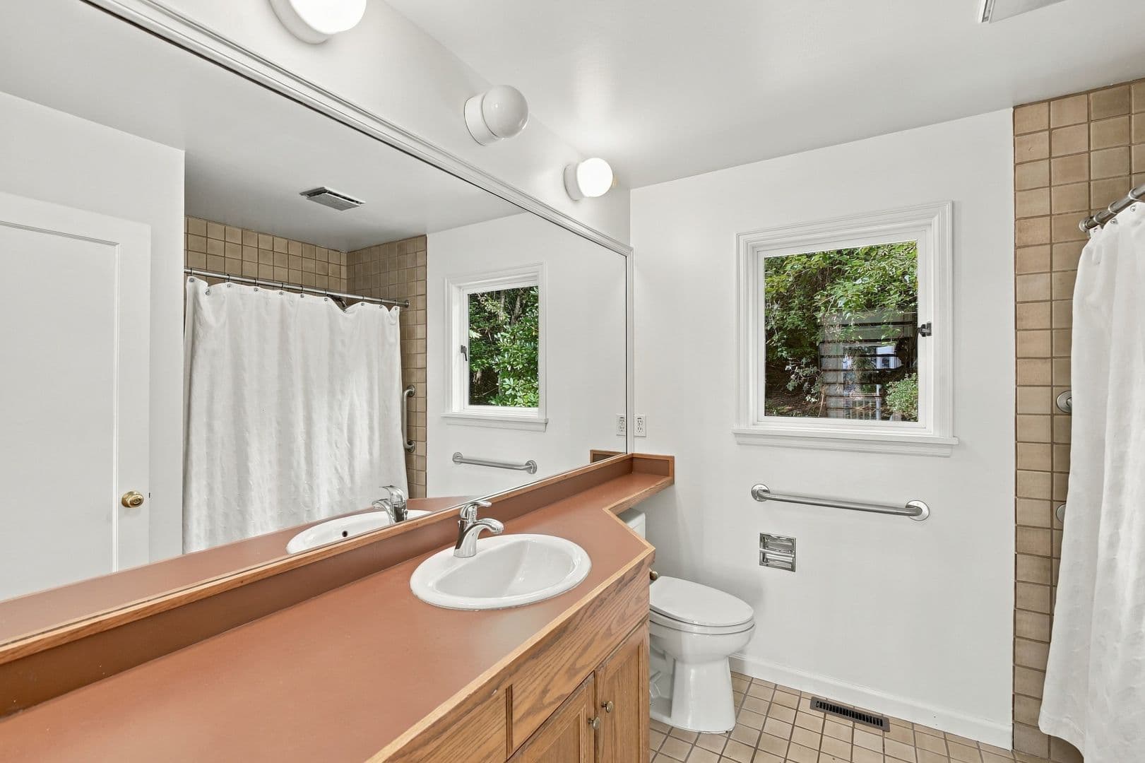 Mercer Island House: 8239 E Mercer Way