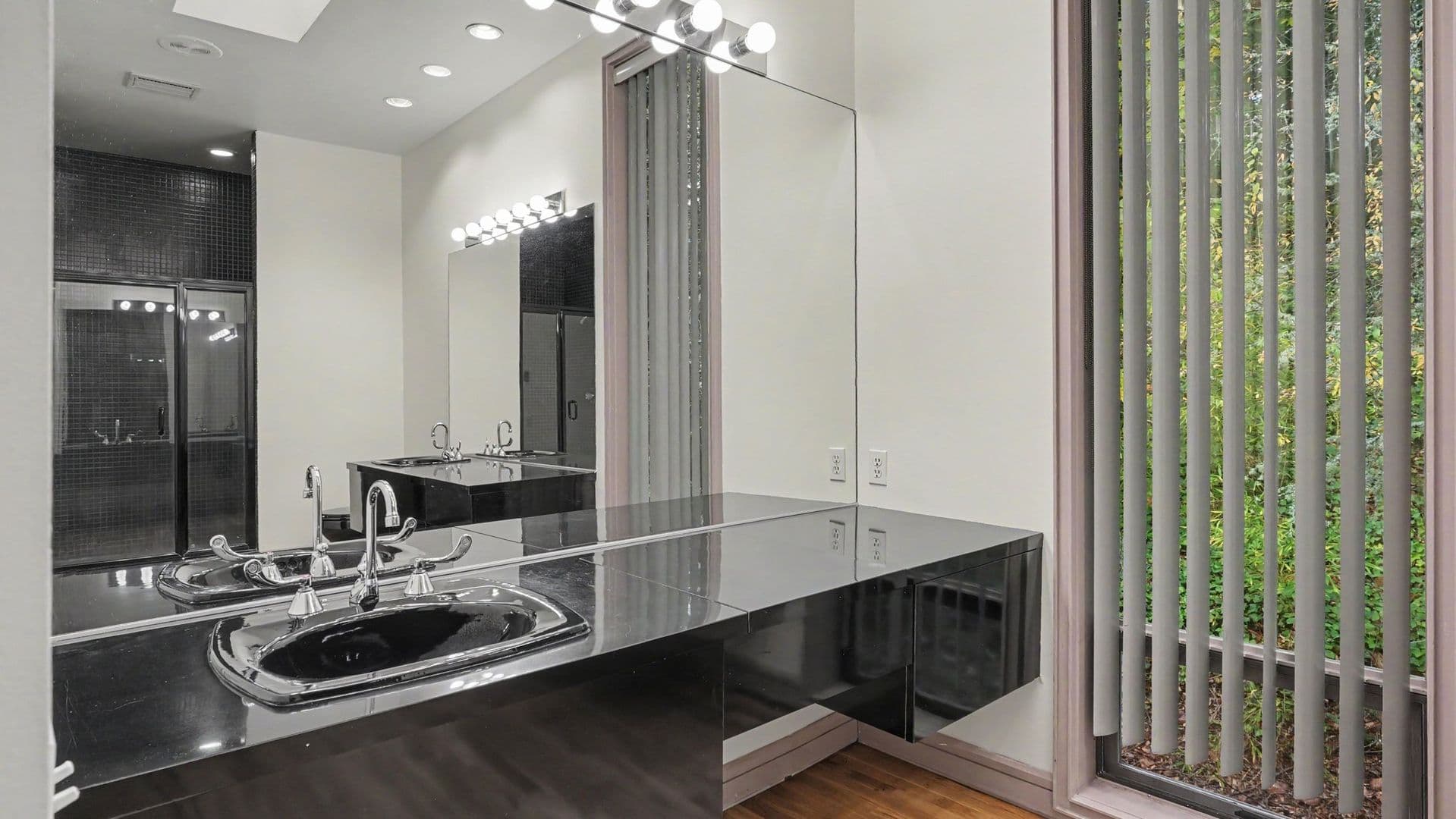 Bellevue House: 1121 W Lake Sammamish Pkwy SE