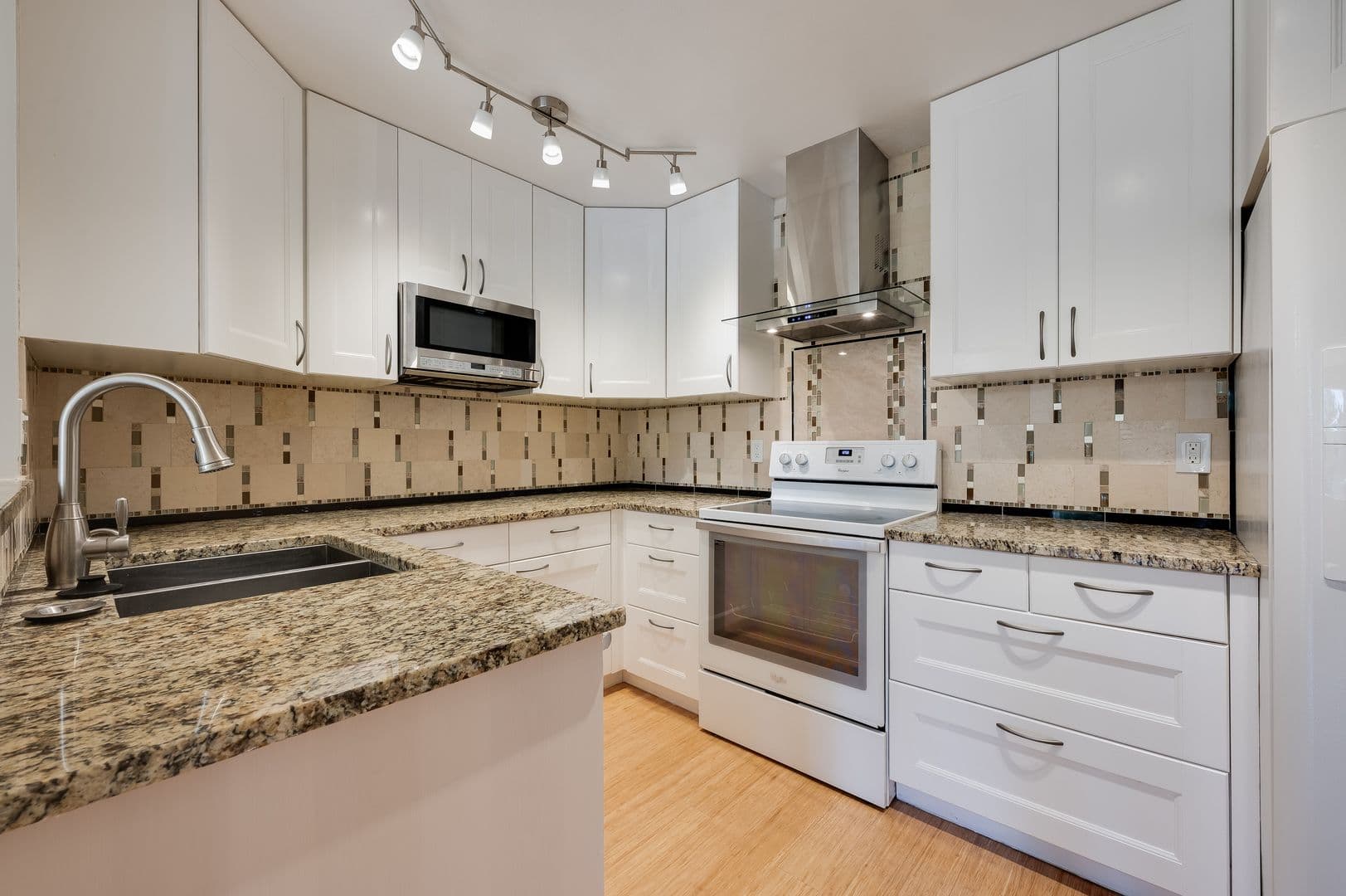Issaquah Condo: 4152 Providence Point Dr SE #104