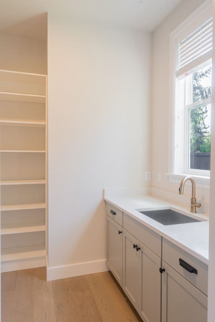 Kirkland House: 10420 NE 112th St