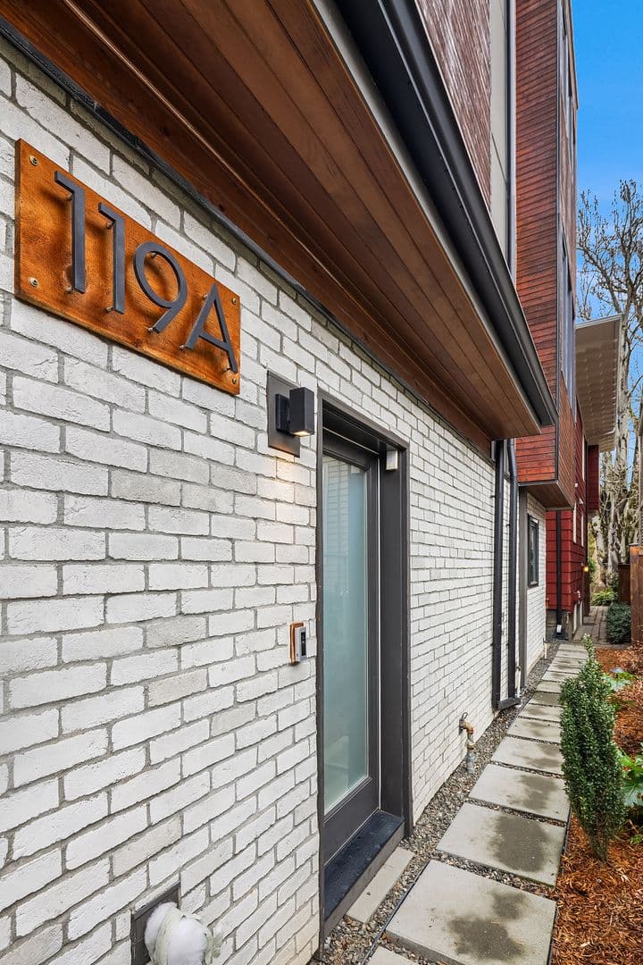 Seattle Townhome: 119 18th Avenue E #A