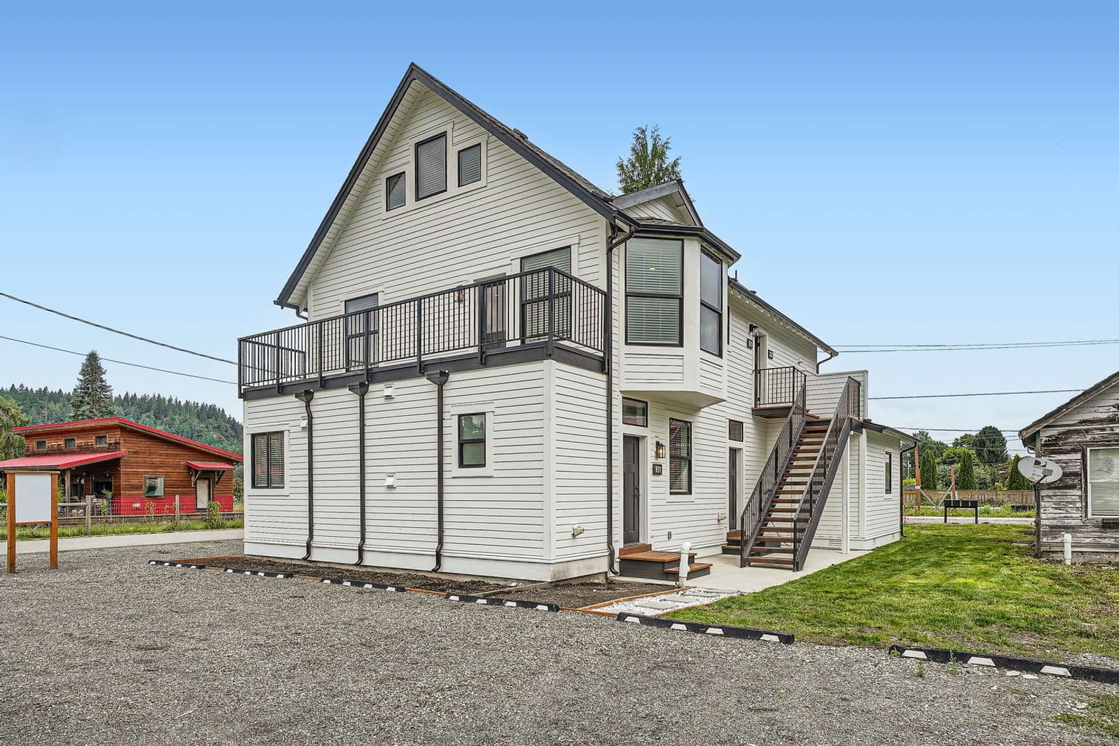 Carnation Apartment: 31628 W Commercial St