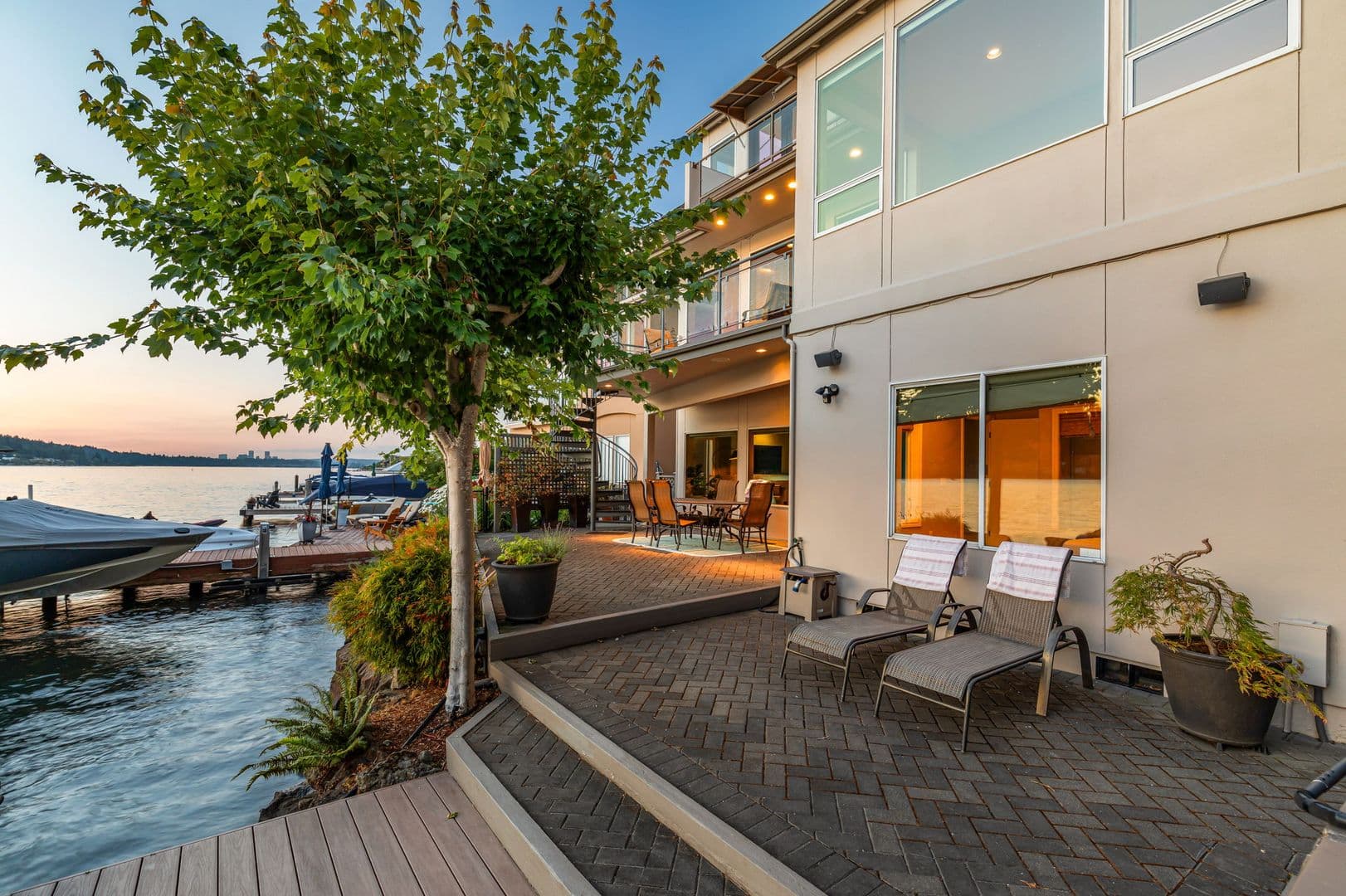 Renton House: 3711 Lake Washington Blvd N
