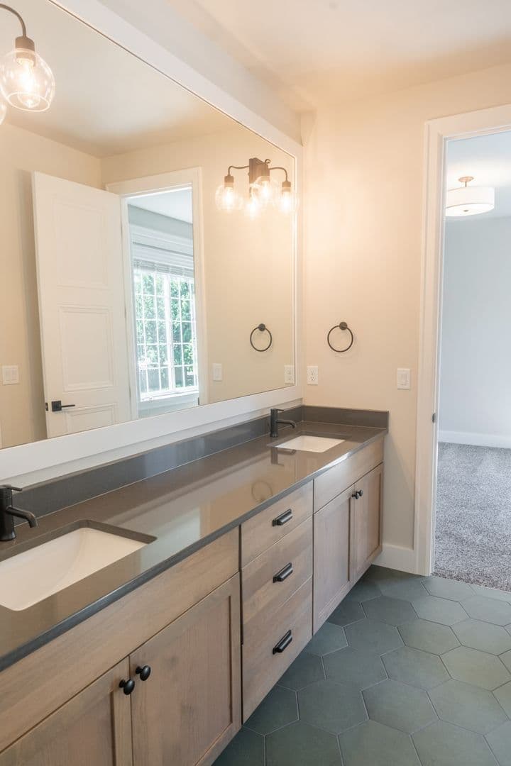 Kirkland House: 10420 NE 112th St