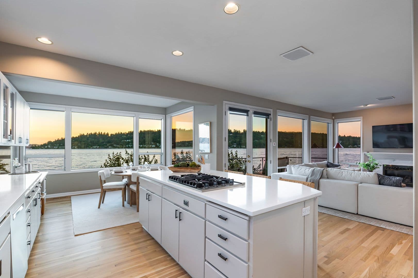Renton House: 3711 Lake Washington Blvd N