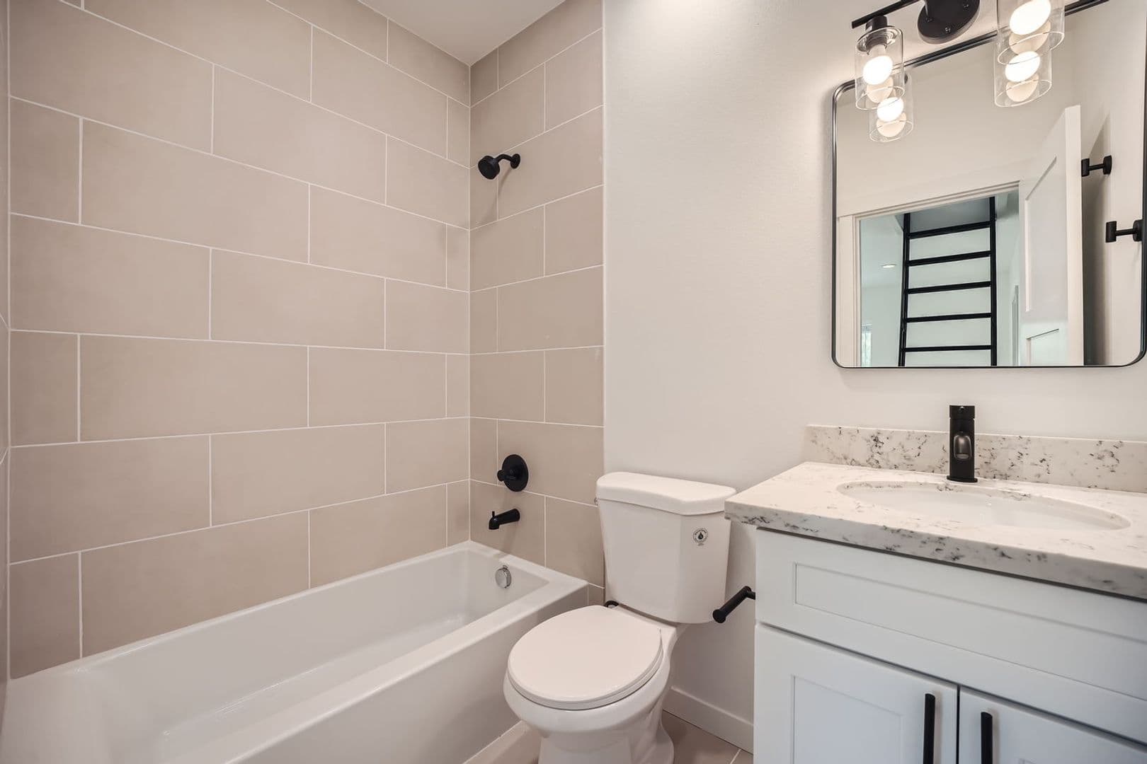 Carnation Apartment: 31628 W Commercial St