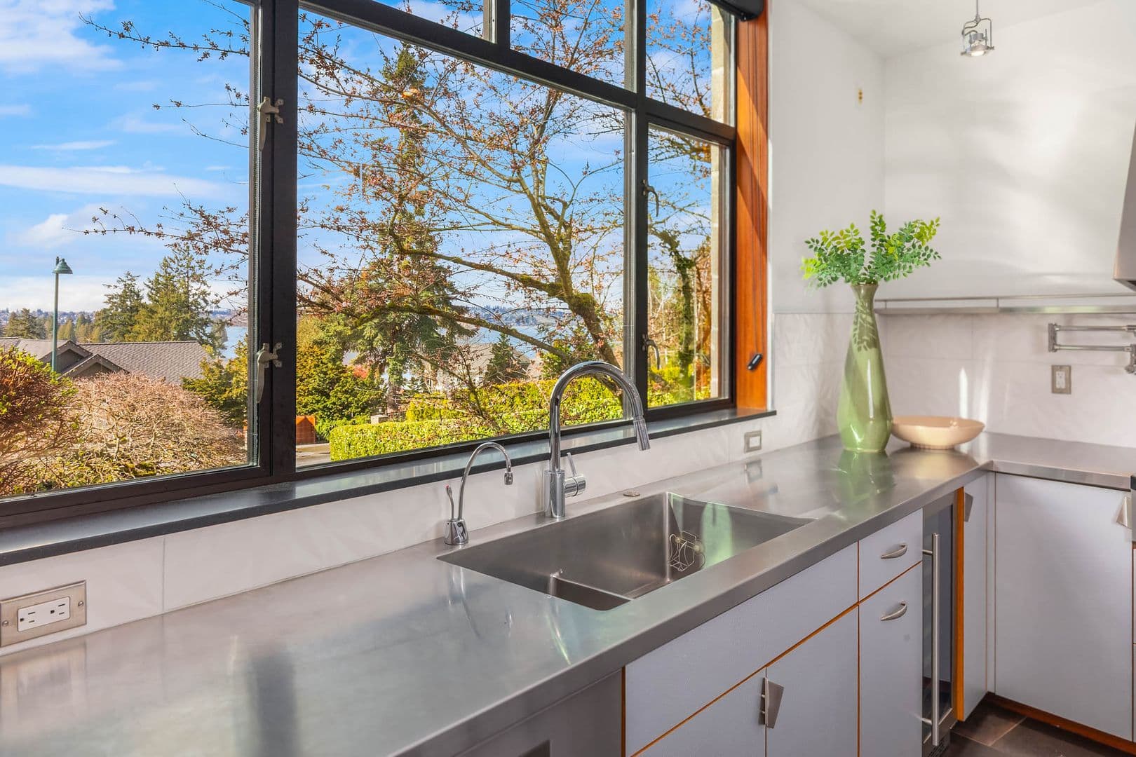 Yarrow Point House: 4218 92nd Avenue NE