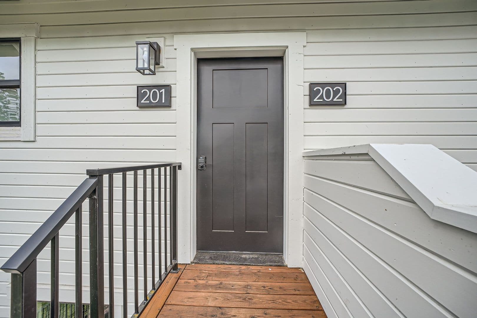 Carnation Apartment: 31628 W Commercial St