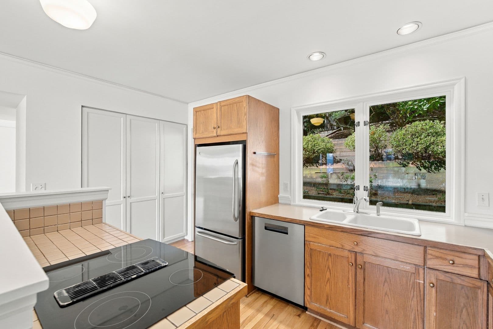 Mercer Island House: 8239 E Mercer Way