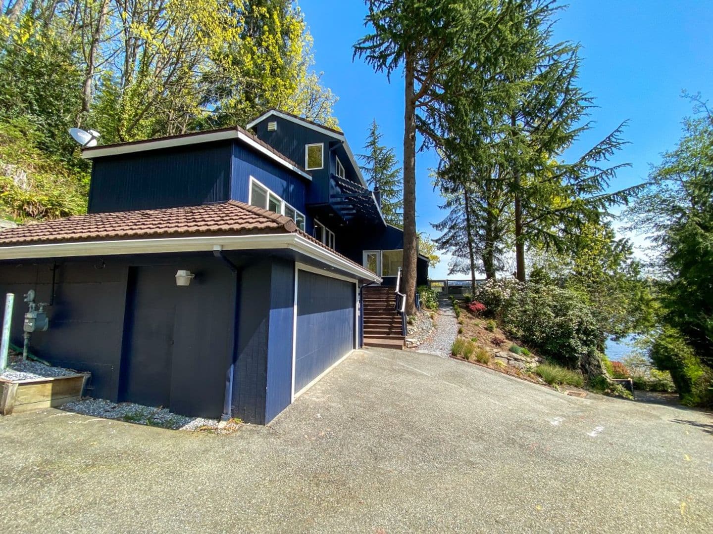 Mercer Island House: 7255 East Mercer Way