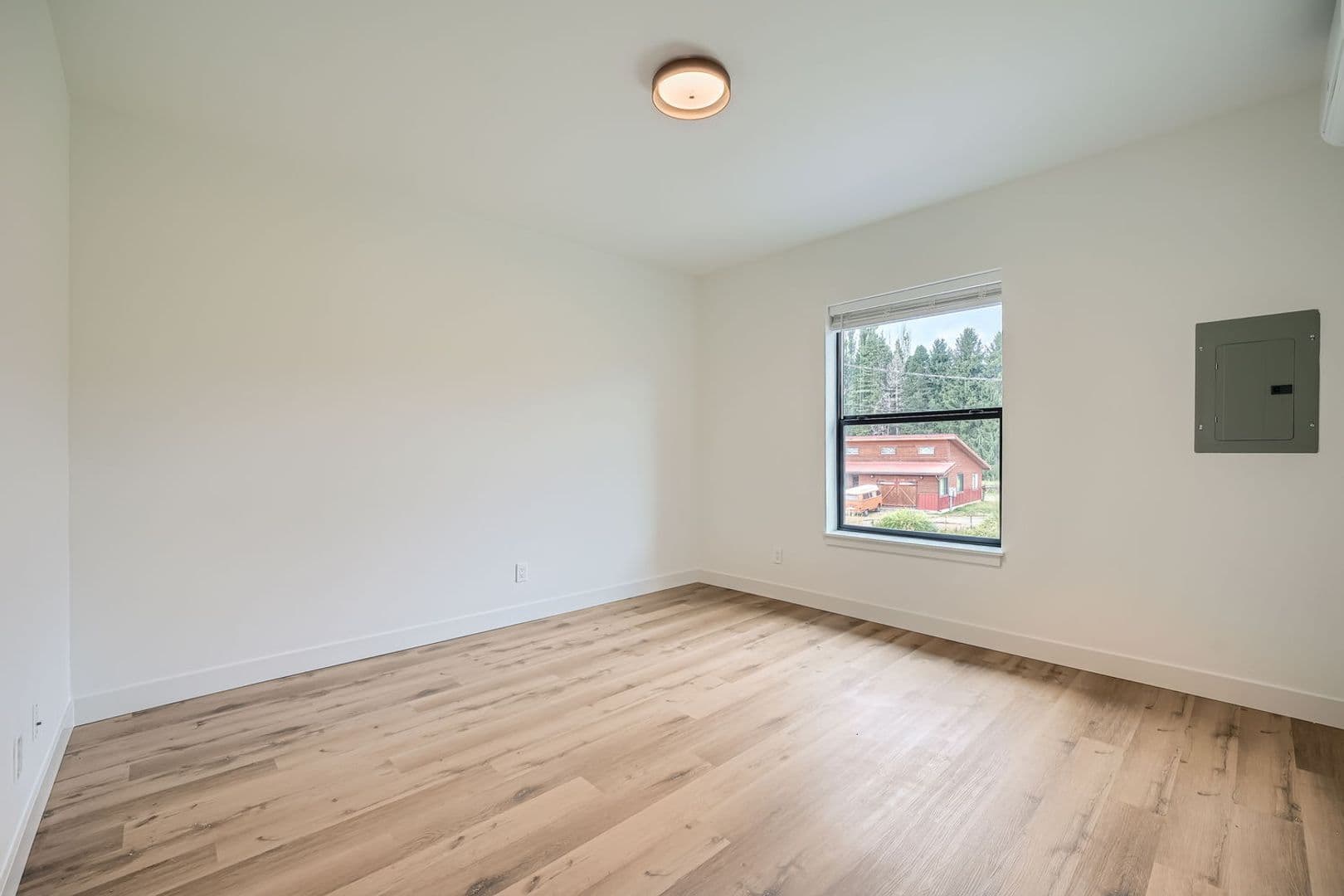 Carnation Apartment: 31628 W Commercial St
