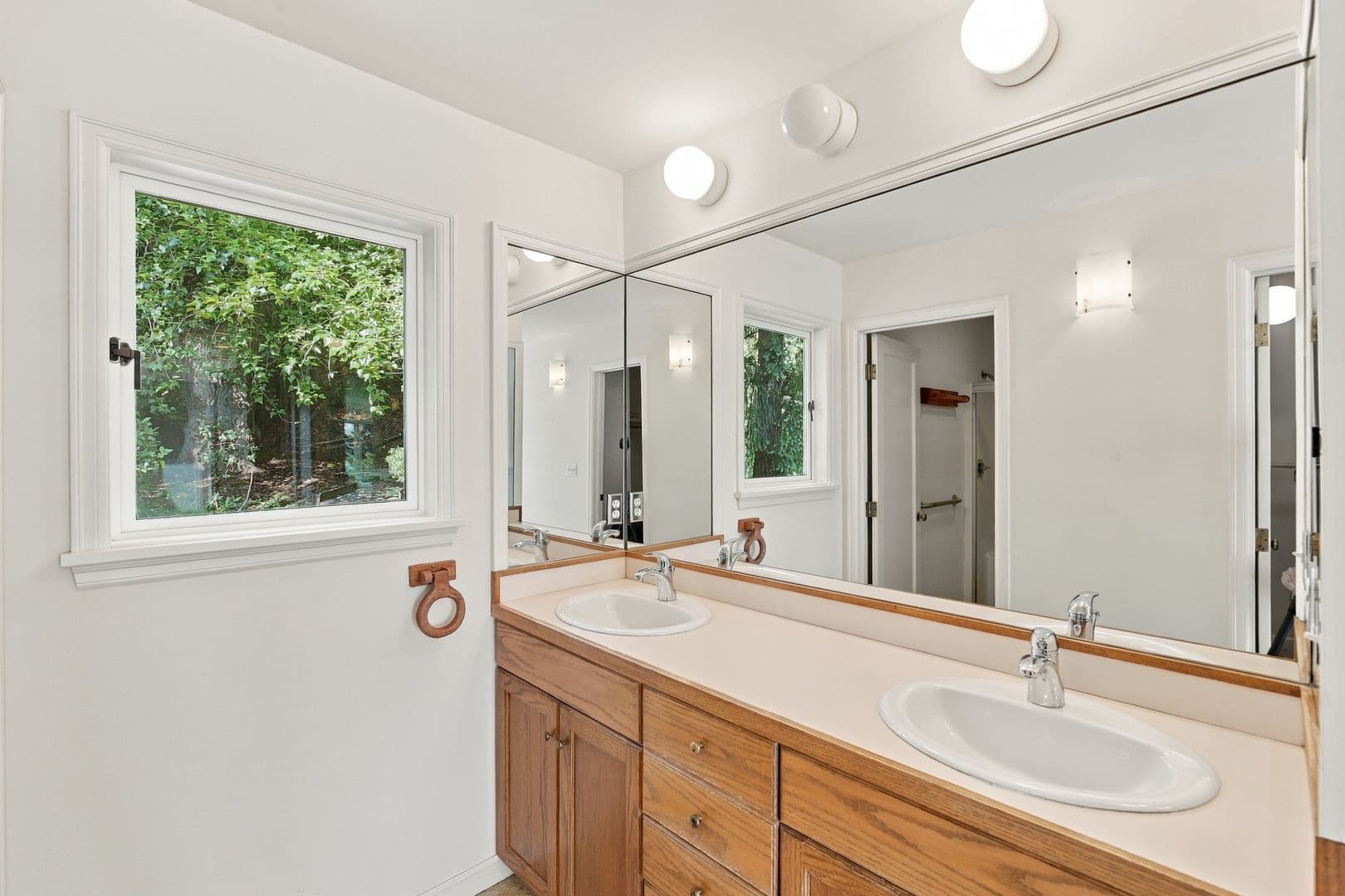 Mercer Island House: 8239 E Mercer Way