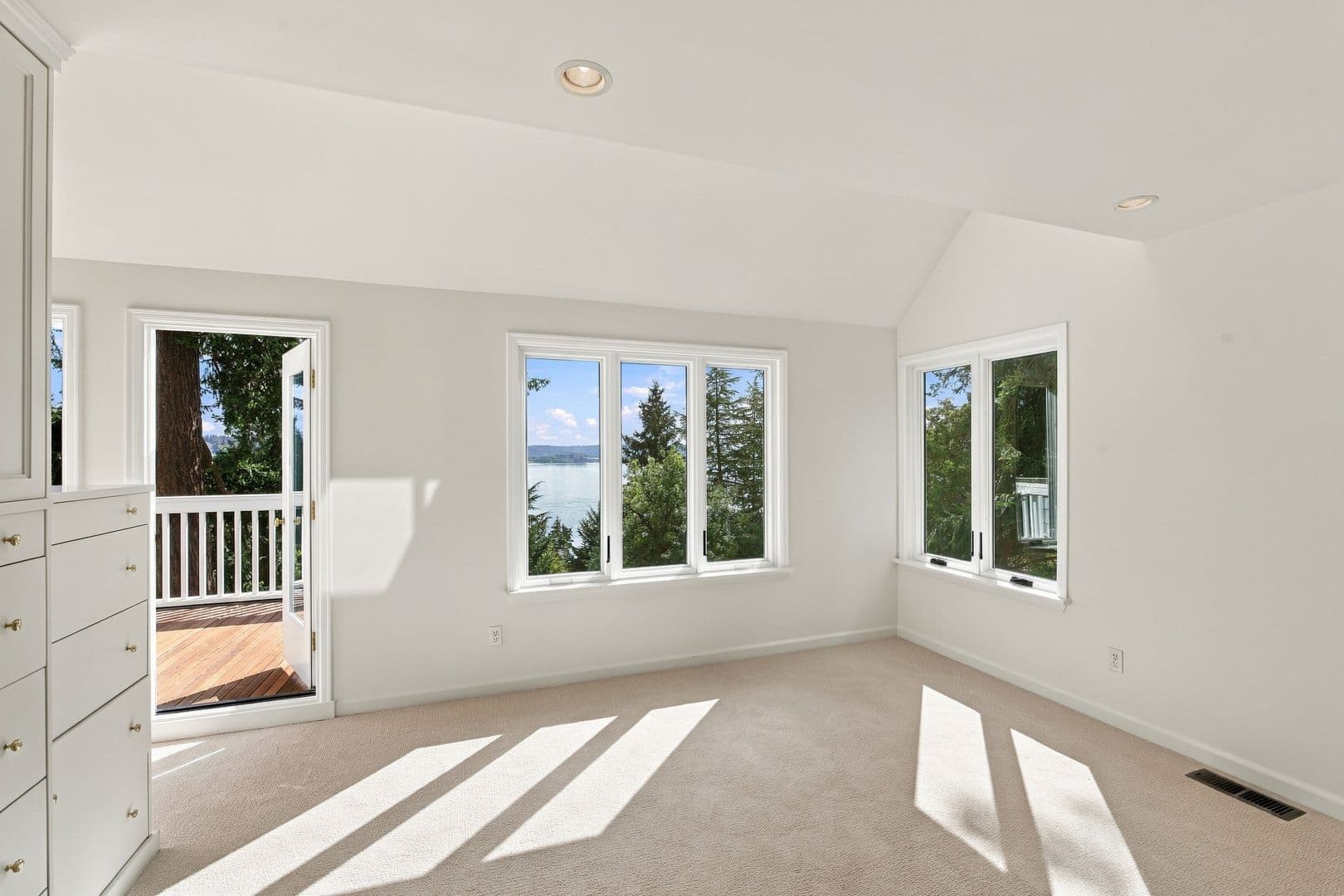 Mercer Island House: 8239 E Mercer Way