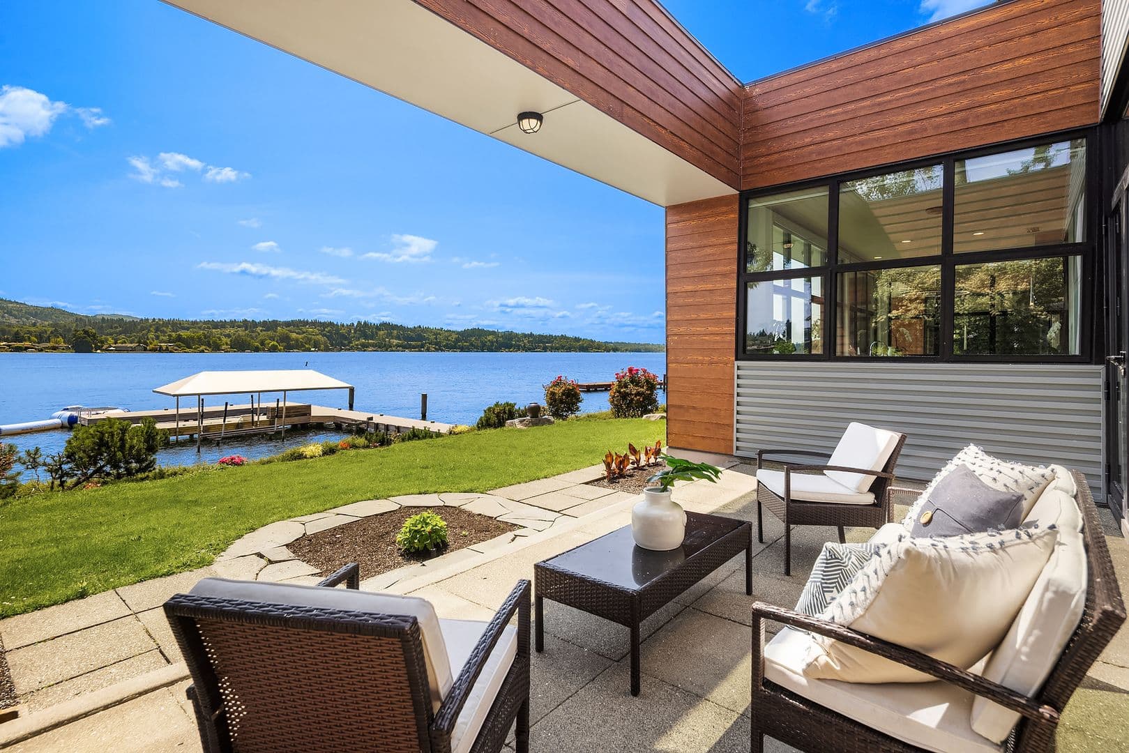 Mercer Island House: 3840 E Mercer Way