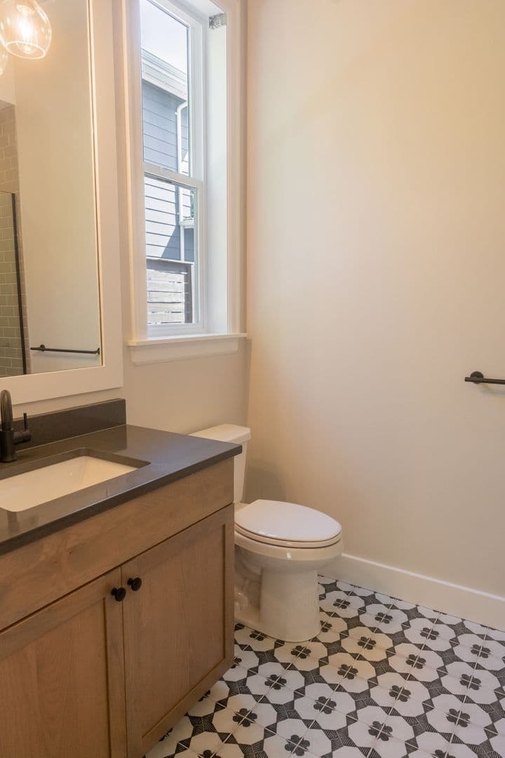 Kirkland House: 10420 NE 112th St