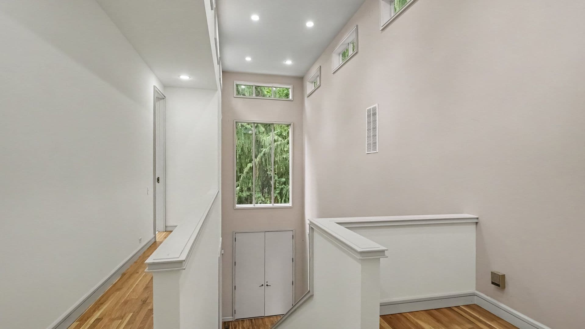 Bellevue House: 1121 W Lake Sammamish Pkwy SE