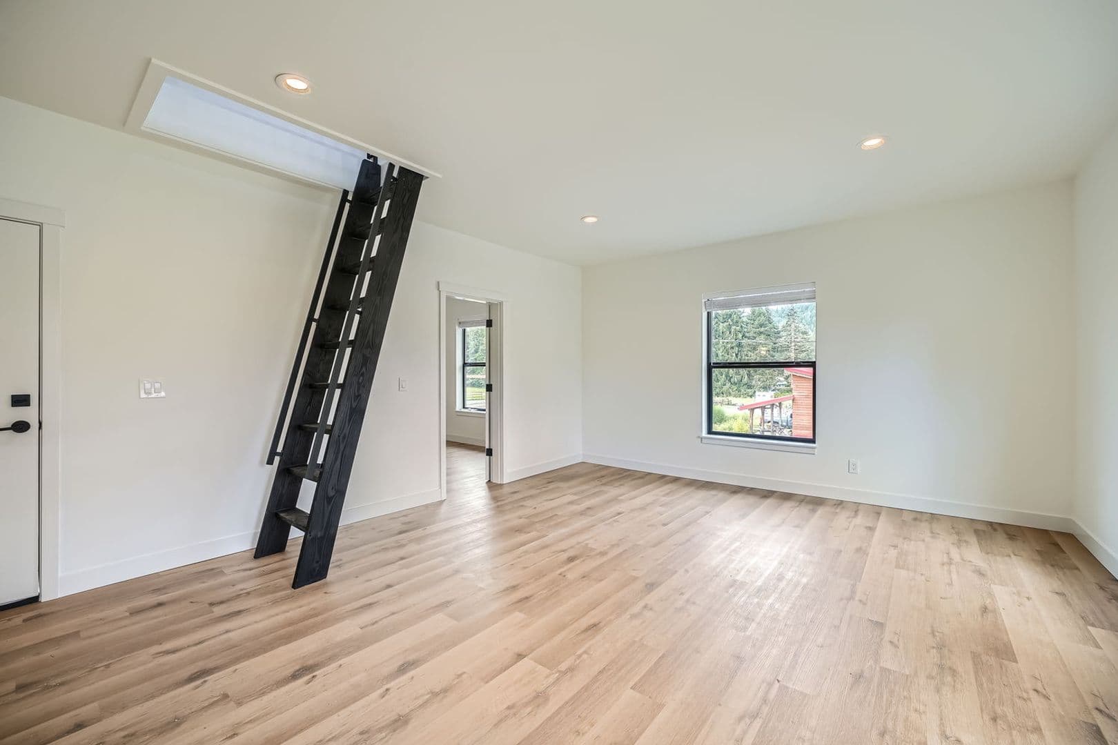 Carnation Apartment: 31628 W Commercial St