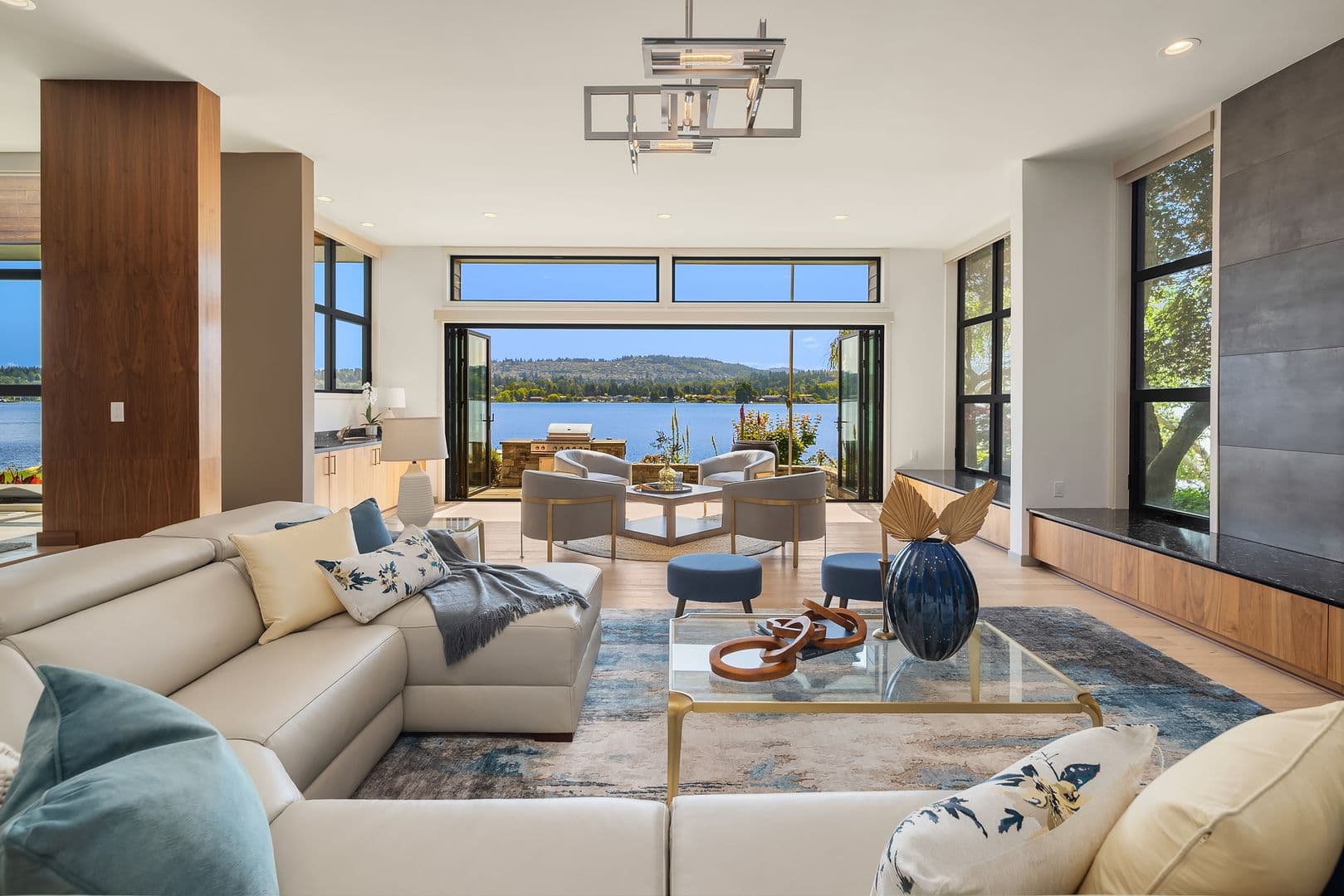Mercer Island House: 3840 E Mercer Way