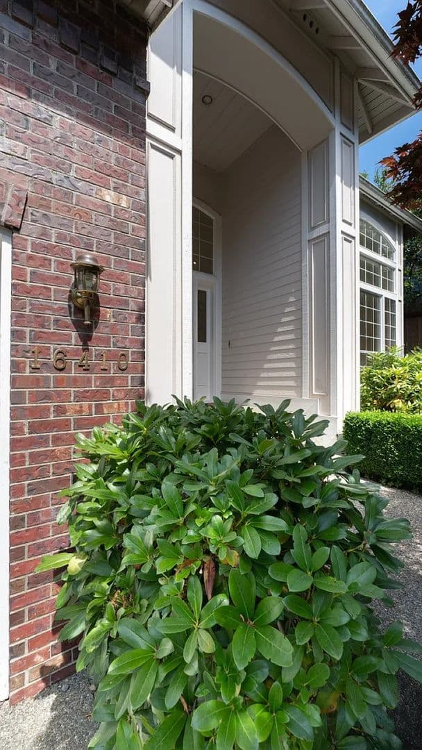 Bellevue House: 16410 SE 56th Place