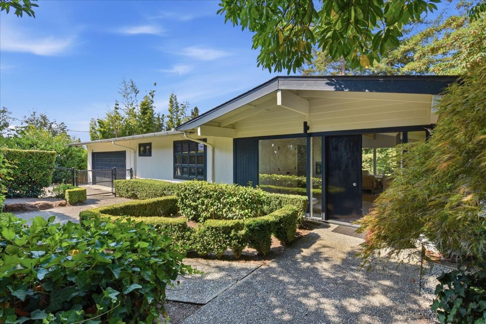 Medina House: 631 84th Avenue NE