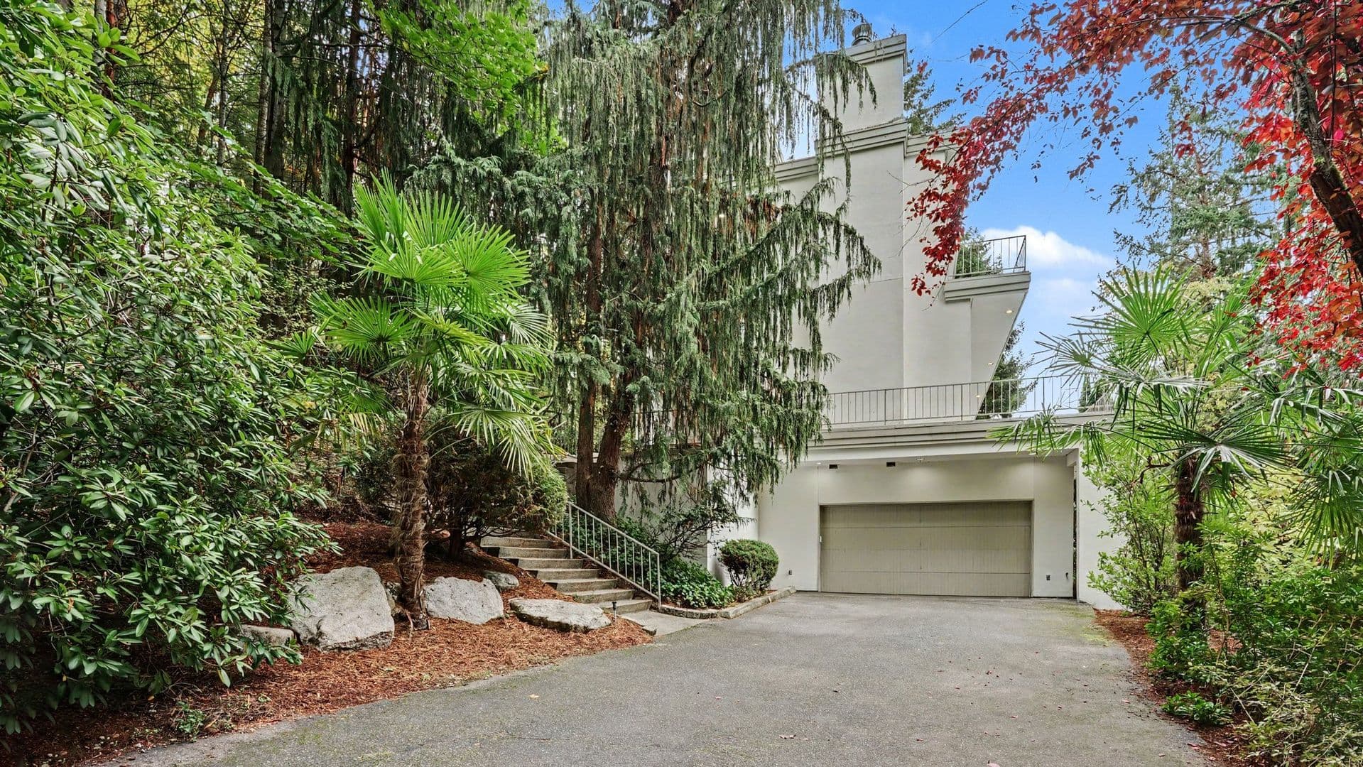Bellevue House: 1121 W Lake Sammamish Pkwy SE