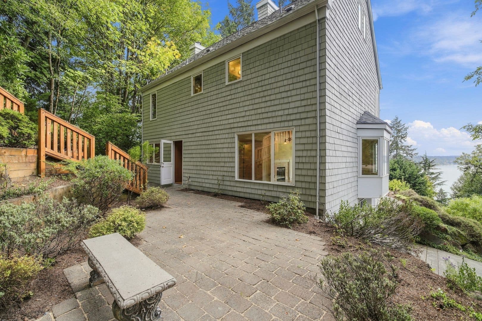 Mercer Island House: 8239 E Mercer Way