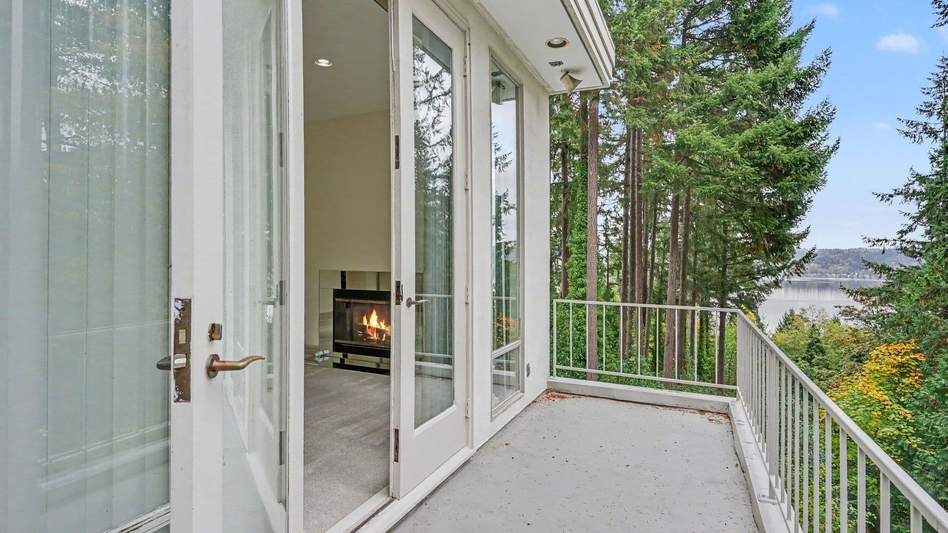 Bellevue House: 1121 W Lake Sammamish Pkwy SE
