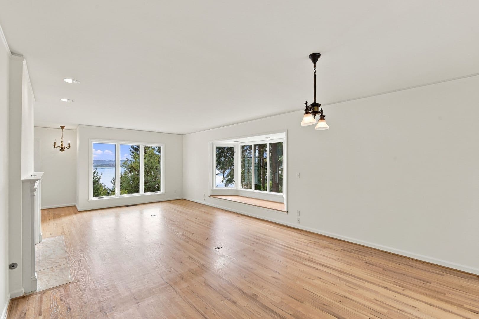 Mercer Island House: 8239 E Mercer Way