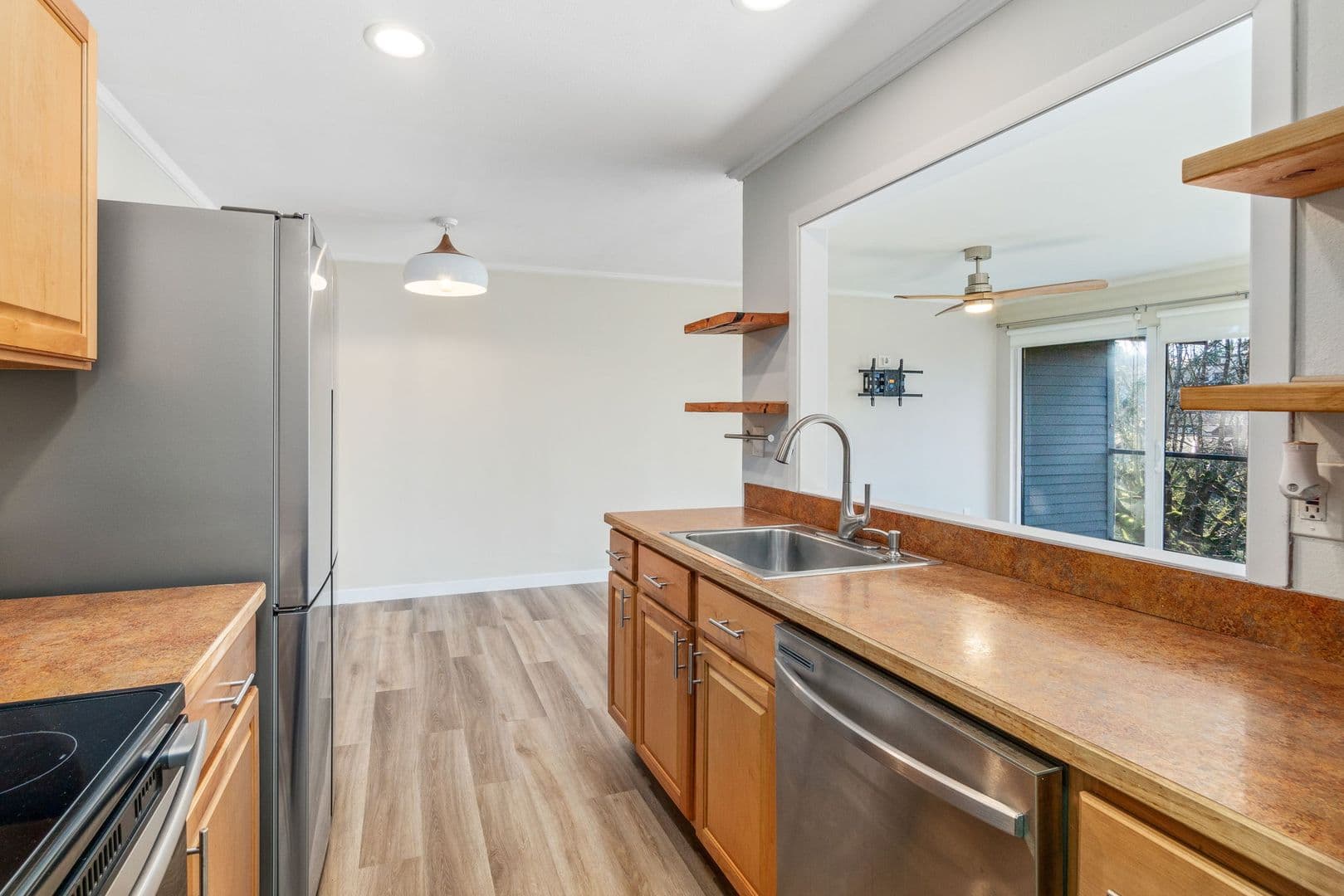 Shoreline Condo: 19428 Aurora Avenue N #431