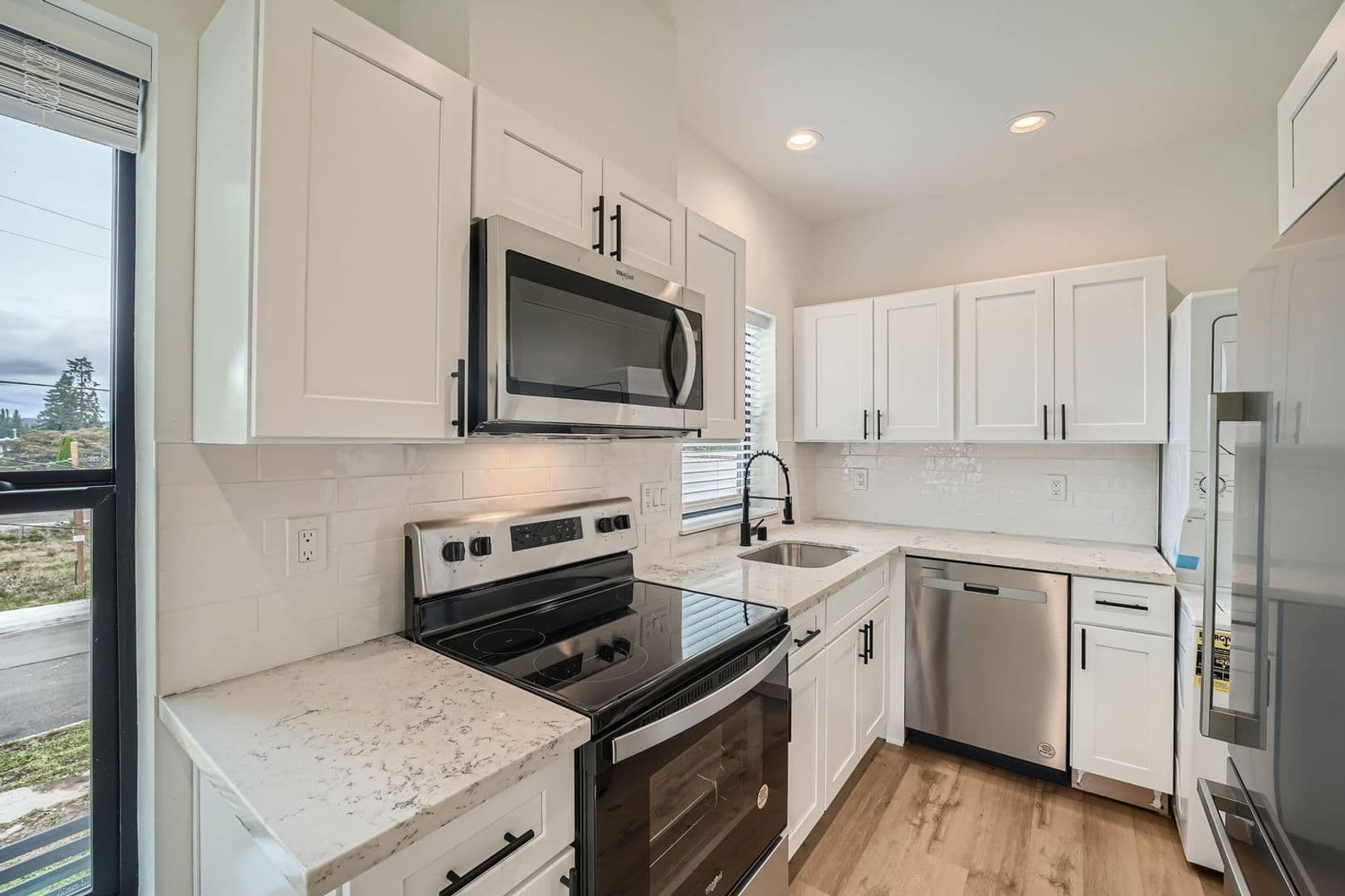 Carnation Apartment: 31628 W Commercial St