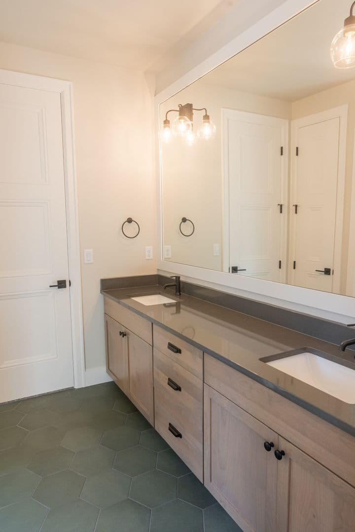 Kirkland House: 10420 NE 112th St