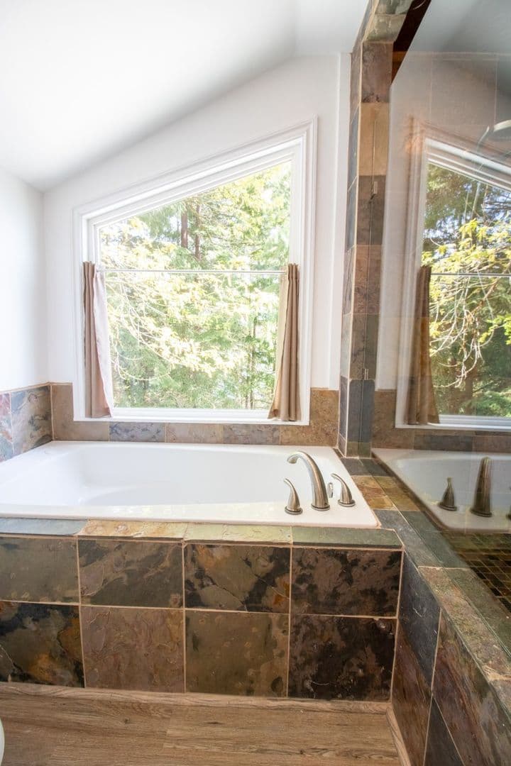 Mercer Island House: 7255 East Mercer Way