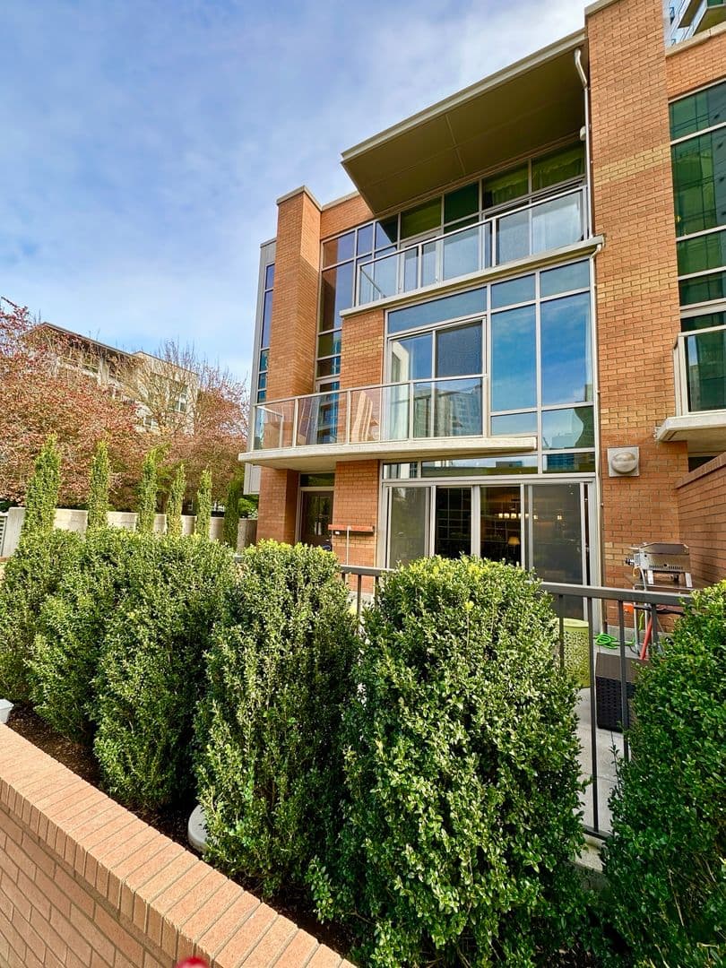 Bellevue Townhome: 10660 NE 9th Place