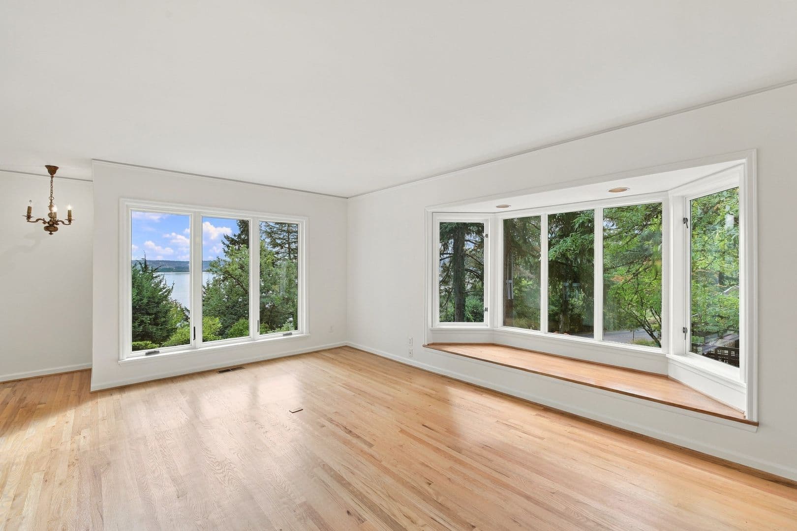 Mercer Island House: 8239 E Mercer Way