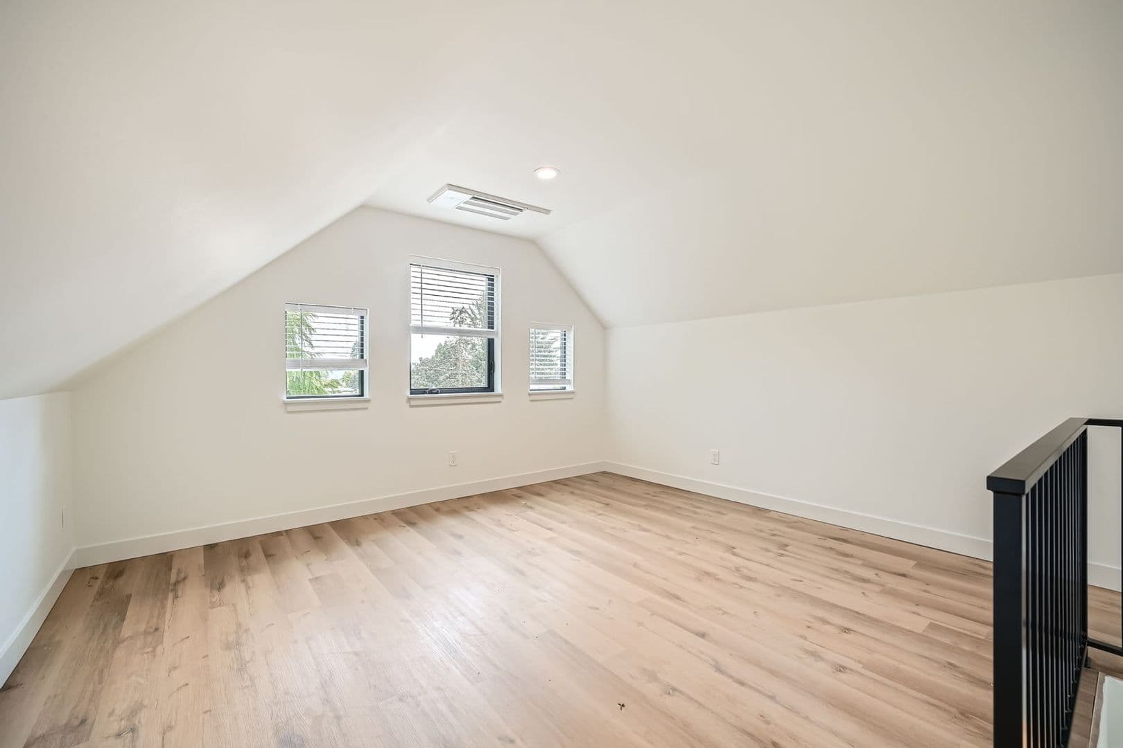 Carnation Apartment: 31628 W Commercial St